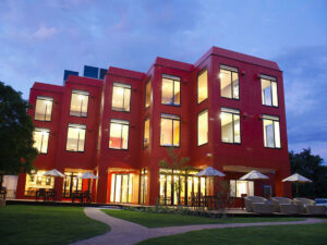 水辺のホテル 小さな白い花（チイサナ シロイハナ）